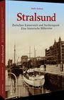 Text: "Stralsund: Zwischen Kaiserreich und Nachkriegszeit. Eine historische Bilderreise" von Andre Kobsch. Coverbild zeigt alten Hafen.