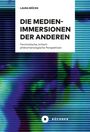 LAURA MÜCKE: DIE MEDIEN-IMMERSIONEN DER ANDEREN. Feministische Perspektiven. BÜCHNER-Logo mit buntem, gestreiftem Hintergrund.