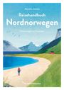 „Reisehandbuch Nordnorwegen“ von Marielle Janotta, Illustration: Küste mit Strand, Bergen, einem kleinen roten Haus und blauem Himmel.