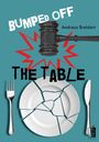 "BUMPED OFF THE TABLE" in dynamischer Schrift mit einem zerbrochenen Teller und Richterhammer, Besteck daneben.