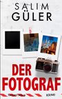 „Şalim Güler. Der Fotograf. Tatort Köln. Krimi.“ Eine Kamera, Polaroid-Fotos von einer Kirche und eine Brücke.