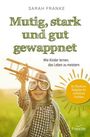 „Mutig, stark und gut gewappnet.“ Ein Junge mit Pilotenbrille hält ein Holzflugzeug in einem Feld hoch.