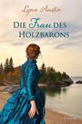 „Die Frau des Holzbarons“ von Lynn Austin. Eine Frau in blauem Kleid blickt auf eine bewaldete Küstenlandschaft.