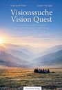 "Visionssuche Vision Quest" zeigt eine Gruppe in einer weiten Berglandschaft beim Sonnenaufgang, unter klarem Himmel.