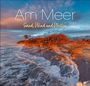 "Am Meer: Sand, Wind und Wellen 2027". Ein stürmischer Strand bei Sonnenuntergang, starke Wellen, rote Dünen.