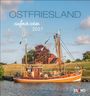 "Ostfriesland einfach schön 2027." Ein traditionelles Fischerboot mit dem Namen "Greetsiel", vor einer grünen Wiese und Häusern.