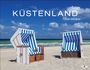 "KÜSTENLAND 2027 Meer erleben." Zwei Strandkörbe mit blau-weißen Streifen stehen am sonnigen Strand vor blauem Meer.