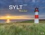 „SYLT 2027, Meine Insel.“ Ein rot-weißer Leuchtturm steht vor einem Sonnenuntergang am Meer, umgeben von Gras.