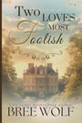 „Two Loves Most Foolish“, USA Today bestselling author Bree Wolf steht vor einem eleganten Herrenhaus in bewaldeter Umgebung.