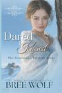 "Dared & Kissed: The Scotsman's Yuletide Bride" von Bree Wolf. Eine Frau in einem weißen Kleid vor winterlicher Kulisse.