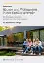 Titel: Häuser und Wohnungen in der Familie vererben. Bild: Eine Familie sitzt draußen vor einem modernen Haus.