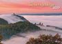 „Uwe Müller, Siebengebirge 2027“. Nebel über bewaldeten Hügeln, ein Schloss sichtbar, Himmel in sanften Rosa- und Orangetönen.