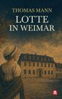 Titel: "Thomas Mann Lotte in Weimar". Eine Frau in historischer Kleidung schaut auf ein großes Gebäude.