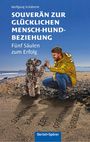 "SOUVERÄN ZUR GLÜCKLICHEN MENSCH-HUND-BEZIEHUNG. Fünf Säulen zum Erfolg." Ein Mann gibt einem Hund High-Five am Strand.