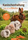 "Buchtitel: Kaninchenhaltung ...mehr als nur Möhrchen. Drei Kaninchen, Salat und Möhren auf einer Wiese."