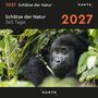 2027 Schätze der Natur, 365 Tage. Ein Gorilla isst in einem dichten, grünen Wald. Logo: KUNTH.