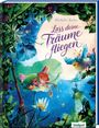 "Lass deine Träume fliegen" in verspielter Schrift. Illustration: Ein Mädchen schläft auf einem großen Blatt umgeben von Feen.