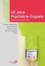 „40 Jahre Psychiatrie-Enquete. Blick zurück nach vorn.“ Namen der Herausgeber. Pinsel malt grüne Farbe auf Wand.