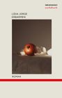 LÍDIA JORGE ERBARMEN. Ein Granatapfel liegt auf einem weißen Tuch im Lichtspiel von Schatten und Helligkeit.