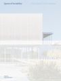 "Spaces of Sociability", "The Ismaili Center Houston", unten "Edited by Mohsen Mostafavi". 

Ein modernes Gebäude, viel Glas, helle Fassade.