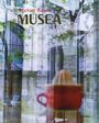 Text: "Michael Rieken MUSEA". Reflexionen von Bäumen und Gebäuden auf einer Glasoberfläche, rote Kanne im Vordergrund.