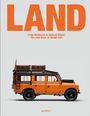 Text: „LAND. From Workhorse to Cultural Object: The Land Rover as Design Icon.“ Ein orangefarbener Land Rover mit Gepäck.