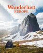 "Wanderlust Europe" in roten Buchstaben. Berglandschaft mit Zelt, Person in gelbem Pullover sitzt davor und genießt die Aussicht.