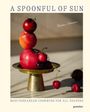“A Spoonful of Sun” und “Mediterranean Cookbook for All Seasons”. Obst auf einem goldenen Teller in der Sonne arrangiert.
