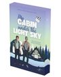"My Cabin under the Light Sky" von Ela Bloom, Maya Pins. Zwei Personen und eine Hütte vor nächtlichem Himmel mit Polarlichtern.