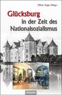 „Glücksburg in der Zeit des Nationalsozialismus“. Historische Illustration eines Schlosses und einer Szene mit Männern im Raum.