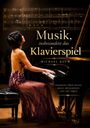 "Musik, insbesondere das Klavierspiel" von Michael Baum. Frau in lilienglänzendem Kleid spielt Klavier in einem Konzertsaal.