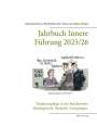 Jahrbuch Innere Führung 2025/26. Illustration: Soldat sagt "Tradition!" am Fundbüro. Untertitel über Traditionspflege.