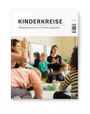 "KINDERKREISE: Alltagssituationen mit Kindern gestalten". Eine Gruppe von Kindern spielt und interagiert in einem Raum.