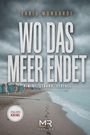 „WO DAS MEER ENDET“. Strand mit Fußspuren, Reihe bunter Strandhütten, trübes Wetter, Logo mit „MR Verlag“.