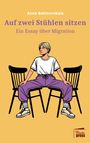 Titel: "Auf zwei Stühlen sitzen: Ein Essay über Migration". Illustration: Person sitzt breitbeinig auf zwei Stühlen.