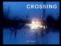 „CROSSING“ und „RUTH KAPLAN“. Verschwommenes Licht durch regennasses Fenster in dämmerndem Blau.