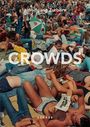 „Wolfgang Zurborn“, „CROWDS“, „KEHRER“. Viele Menschen liegen und sitzen dicht beisammen auf einer Wiese.