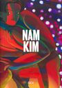 "NAM KIM" in weißen Großbuchstaben. Darunter "DCV". Buntes Gemälde, zeigt abstrakte menschliche Figur in dynamischen Farben.
