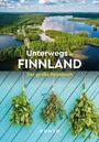 "Unterwegs in Finnland - Das große Reisebuch". Oben ein See mit Wald, unten drei hängende Kräuterbündel auf blauer Holzwand.