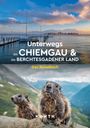 Unterwegs im Chiemgau & im Berchtesgadener Land. Das Reisebuch. Zwei Murmeltiere in einer Berglandschaft.