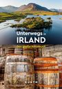 "Unterwegs in IRLAND. Das große Reisebuch. Holzbottiche vor einer Steinwand unten; oben grüne Hügel und Wasser."