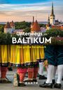 „Unterwegs im Baltikum. Das große Reisebuch.“ Oben Altstadt mit Türmen, unten bunte Trachten und traditionelle Kleidung.