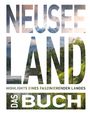 "NEUSEELAND. HIGHLIGHTS EINES FASZINIERENDEN LANDES. DAS BUCH." Groß Buchstaben zeigen Landschaft mit Bergen und Wald.
