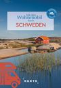 "Mit dem Wohnmobil durch Schweden". Landschaft mit rotem Häuschen, Felsen, Seegräser und stillem Wasser.