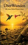"ÜberWunden. Mit dem Nicht-Wissen leben. Sieben Stimmen. Magie der Verbundenheit." Kolibri trinkt aus Blüte bei Sonnenuntergang.