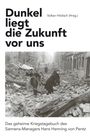 "Dunkel liegt die Zukunft vor uns" steht über einem Trümmerfeld mit Menschen, Titel eines Buches.