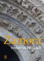 "Zamora romanische Stadt" ist in großen Buchstaben geschrieben. Reliefs aus Stein mit Tier- und Blattmotiven sind zu erkennen.