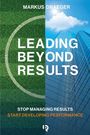 "LEADING BEYOND RESULTS" von Markus Draeger, rechts ein Wolkenkratzer, links ein Fußballfeld.