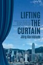 Text: „Lifting the Curtain. Jörg Kornblum“. Stadtansicht mit Wolkenkratzer und blauem Vorhang links.