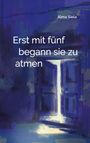 Text: "Erst mit fünf begann sie zu atmen" und "Alma Siela". Illustration in Blau- und Lilatönen mit Lichtstrahl.